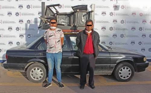 Policías municipales de Puebla detuvieron a dos hombres por robo a casa habitación