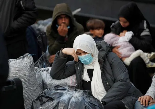 Grecia confina a miles de refugiados ante brote de covid-19