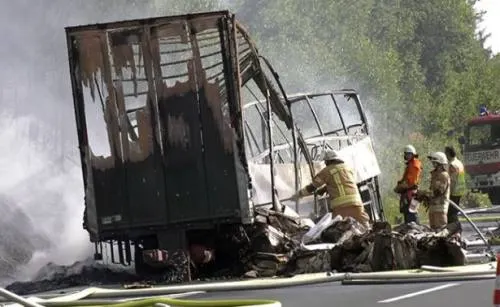 Se incendia autobús con jubilados tras chocar en Alemania; hay 18 muertos