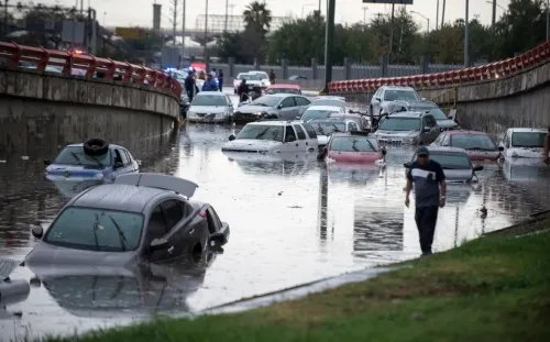 Retiran 32 autos y media tonelada de basura de inundación en San Nicolás
