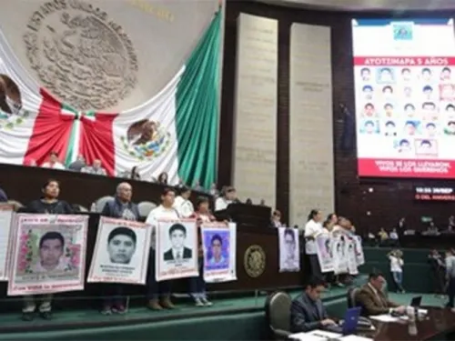 Cinco años “entre la mentira y la esperanza”: Padres de los 43 en San Lázaro
