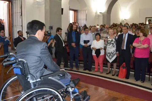 Colegio de Historia de la BUAP gradúa a primer profesionista con parálisis cerebral