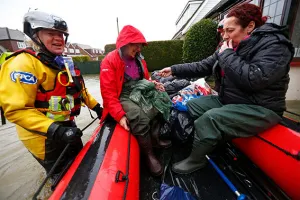 Lluvias golpean con fuerza a Inglaterra, son las peores inundaciones en décadas