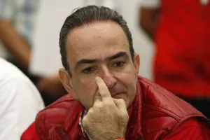 PRI negoció aval de cuenta estatal; en ridículo Estefan y Chedraui