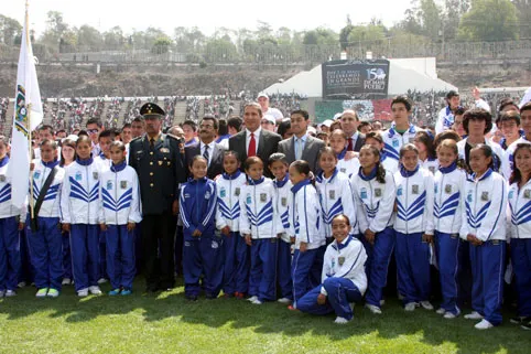 Abandera Edgar Salomón y Ejecutivo Estatal a escuelas y delegación poblana que participará en la Oli