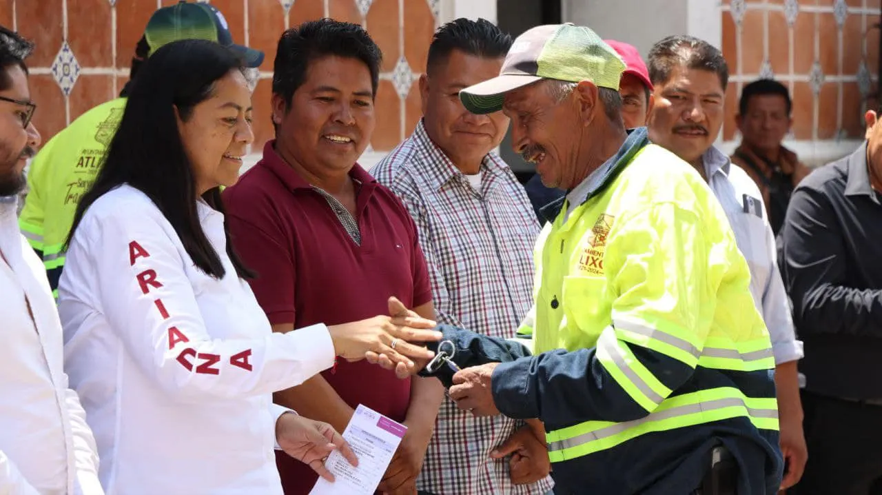 Ariadna Ayala entrega nuevo parque vehicular para mejorar servicios en Atlixco