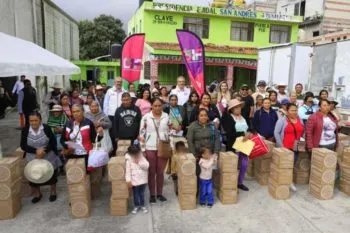 Entrega SMDIF Puebla apoyos alimentarios en Azumiatla
