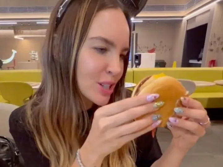 Belinda hizo tutorial de como prepara sus hamburguesas