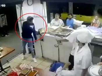 VIDEO Asaltantes golpean y roban taquería en Guadalajara