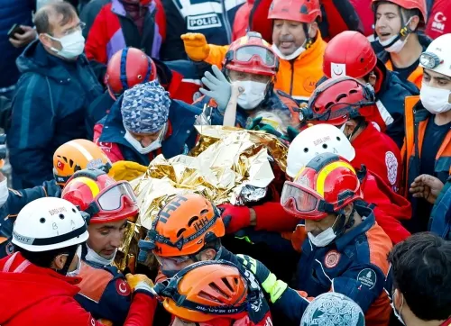 Rescatan a 2 niños con vida sepultados tras sismo en Turquía
