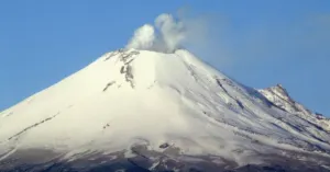 Emite el Popocatépetl fumarola de mil 500 metros con ceniza