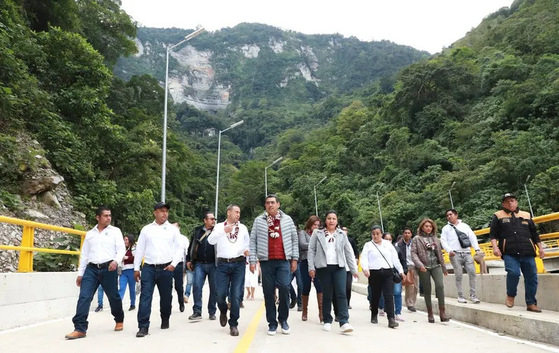sergio-salomon-cespedes-inaugura-puente-vehicular-en-san-felipe-tepatlan