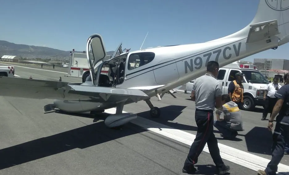 Avión de la Semar se desplomó en Los Mochis, Sinaloa; hay dos lesionados