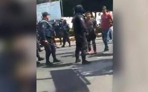 Se desata riña entre huachicoleros y policías en Texmelucan