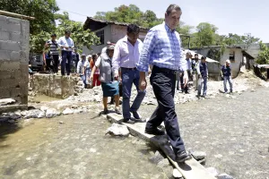 Visita Rafael Moreno Valle familias afectadas en Tlaola