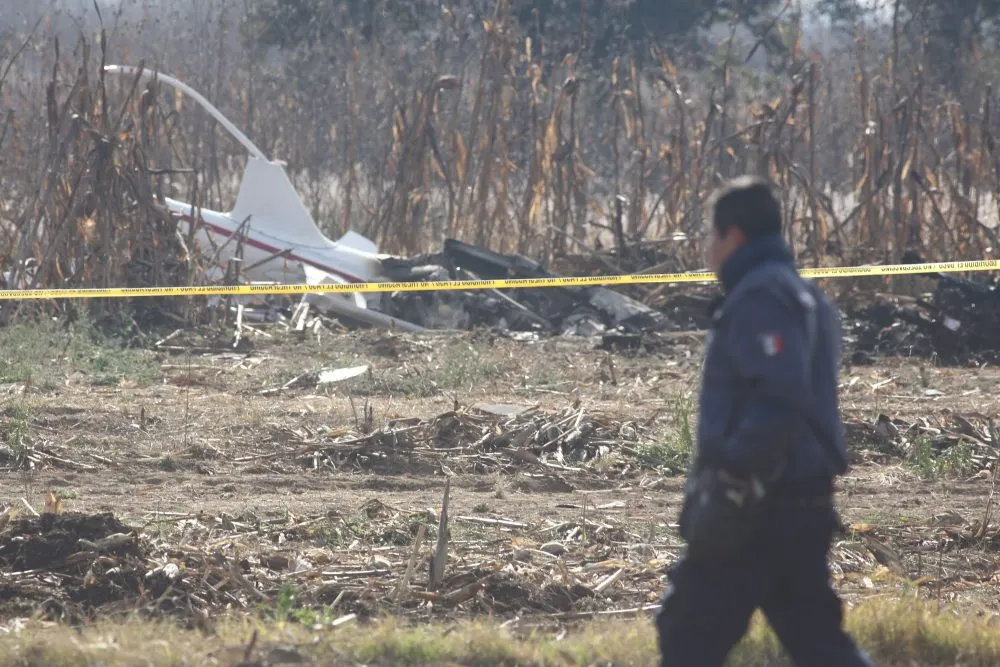 Peritos en aeronáutica realizan diligencias en la zona donde cayó el helicóptero, en el que murió la gobernadora Martha Erika Alonso y su esposo el senador Rafael moreno valle, la zona se encuentra resguardada por elementos de la policía estatal, ejército, y Fiscalía General del Estado.