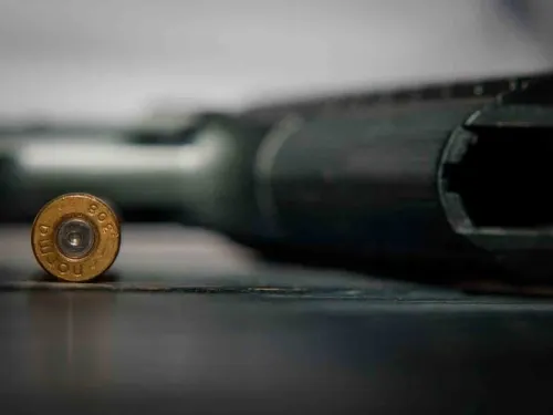 Hombre balea a policía por no dejarlo pasar al súper sin cubrebocas