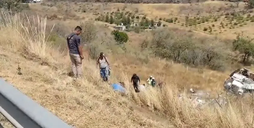Mujer que había pedido "aventón" murió en la volcadura de un camión en la Autopista Siglo XXI