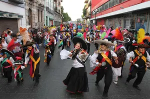 Desfile de Huehues congrega a más de 10 mil espectadores
