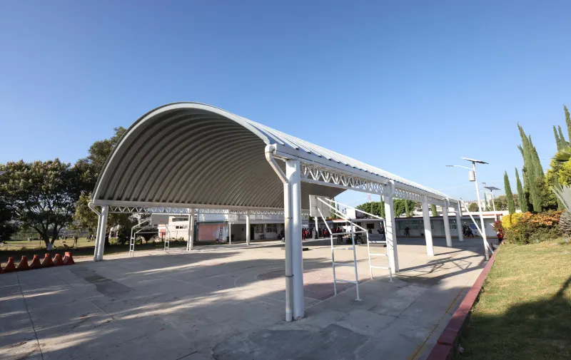  Combate Gobierno de Puebla rezago educativo; entrega techados y aulas en la capital
