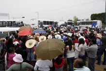 Inconformes de Tlaxcalancingo bloquean carretera tras imponerles nuevas rutas