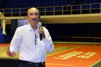 Carlos ‘El Cañas’ Zárate, excampeón mundial de boxeo, impartió charla a estudiantes de la BUAP
