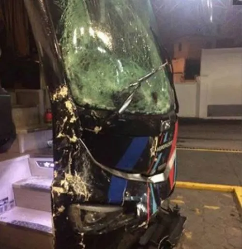 Chofer de autobús se impacta contra auto y evita asalto en la carretera México-Puebla