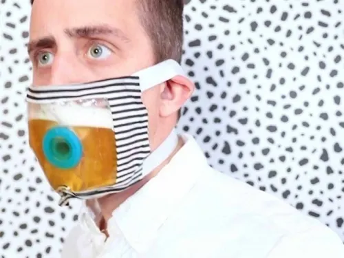 Crean ‘Mixer Mask’, el cubrebocas para tomar cerveza