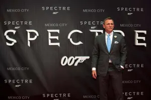 ‘James Bond’ desfila en la premier de ‘Spectre’ en México