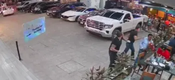 Indignante: hombre golpea por la espalda a vendedor de rosas en Aguascalientes 