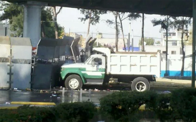CNTE y YoSoy132 se enfrentan con granaderos
