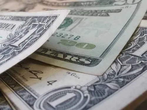 Tras anuncio de Banxico, el dólar cae hasta los 18.49 pesos
