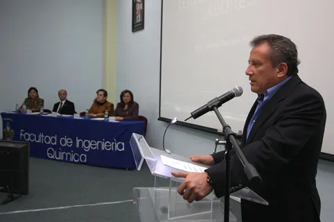 Entrega Agüera Ibáñez certificaciones a la Facultad de Ingeniería Química
