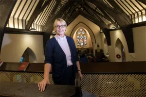 Mujer se convierte en primera obispa anglicana de la historia