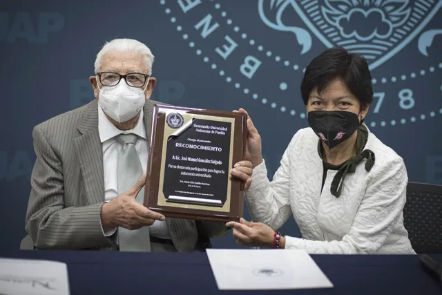 Reconoce la BUAP a J. Manuel González Salgado