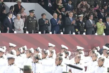 AMLO y Barbosa Huerta encabezan desfile cívico-militar