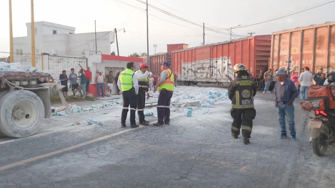 Tren impacta tráiler con material de construcción en cruce ferroviario de Amozoc