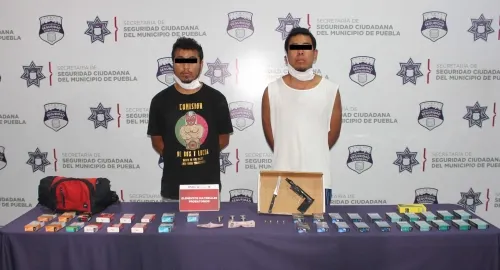 Detuvo policía municipal de Puebla a dos probables asaltantes de tiendas Oxxo