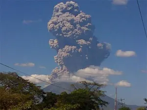 Volcán Chaparrastique hace erupción en El Salvador