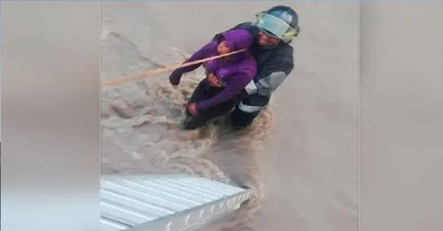 Rescatan a mujer que cayó en un río en Tlaxcala