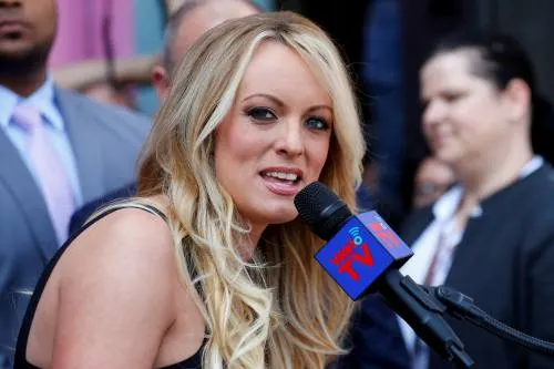 Durante mensaje de Trump, Stormy Daniels dará un programa en ropa interior
