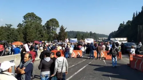 Video: Manifestantes cierran carretera México-Toluca