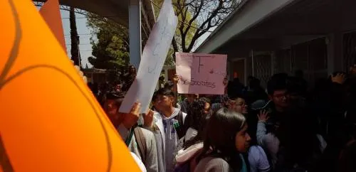 Trabajadores y alumnos del U-15 realizan paro de labores