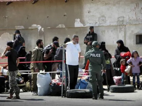 Nuevo convoy de evacuados sale de la ciudad siria de Homs