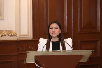 Eduardo Rivera entrega a Olimpia Coral Melo Cruz el Premio Natalia Serdán