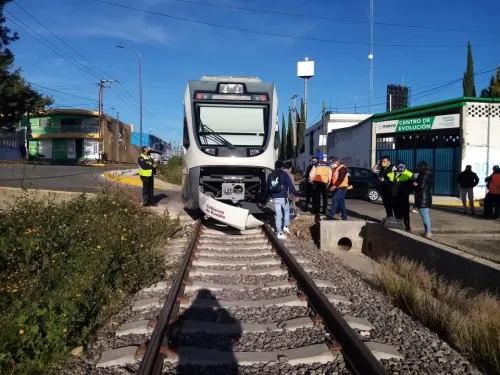 Automóvil choca con tren turístico en Momoxpan