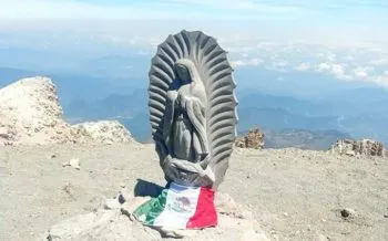Arrojan al cráter del Pico de Orizaba escultura de la Virgen de Guadalupe colocada por alpinistas