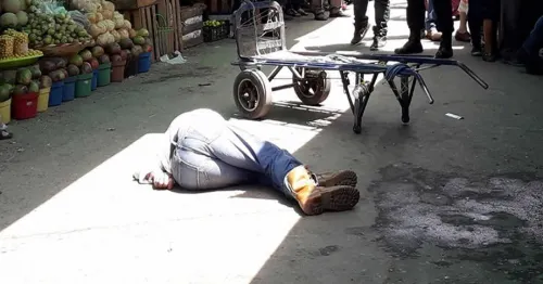 Balean a un ‘diablero’ en la Central de Abastos