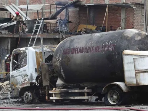 Explota cisterna de gas en barrio de Lima; hay 2 muertos