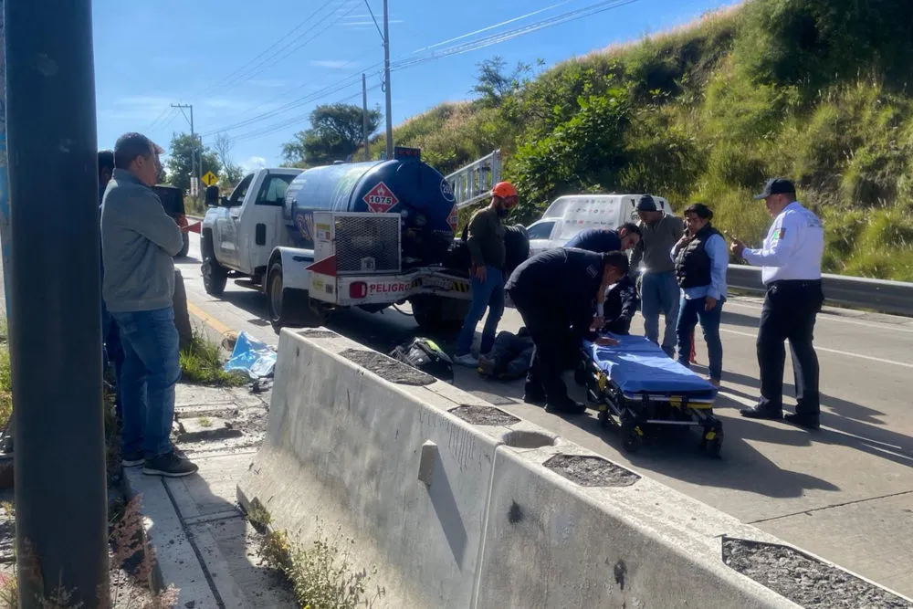Motociclista resulta herido tras choque con pipa de gas en Periférico Ecológico